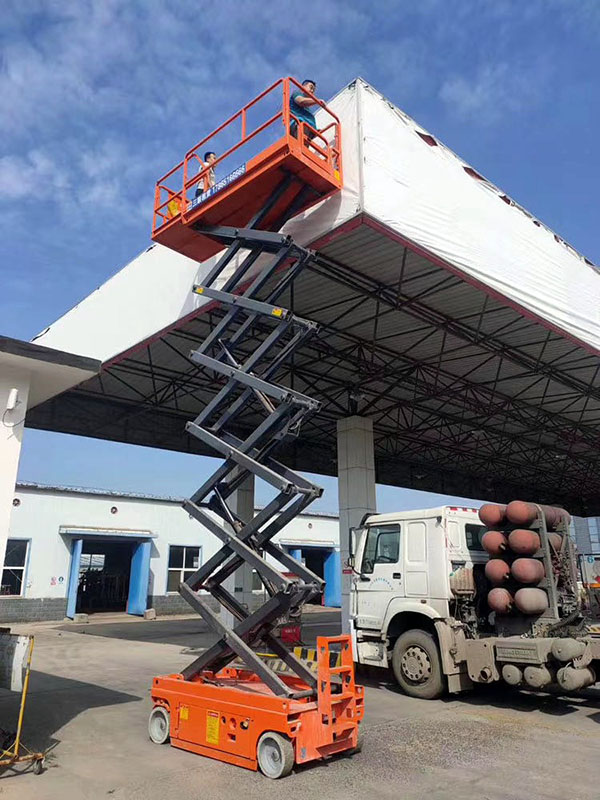 自行式升降机高空作业